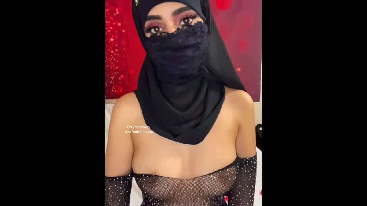 Les seins d’une femme hijabi rebondissant Aaliyah Aziz