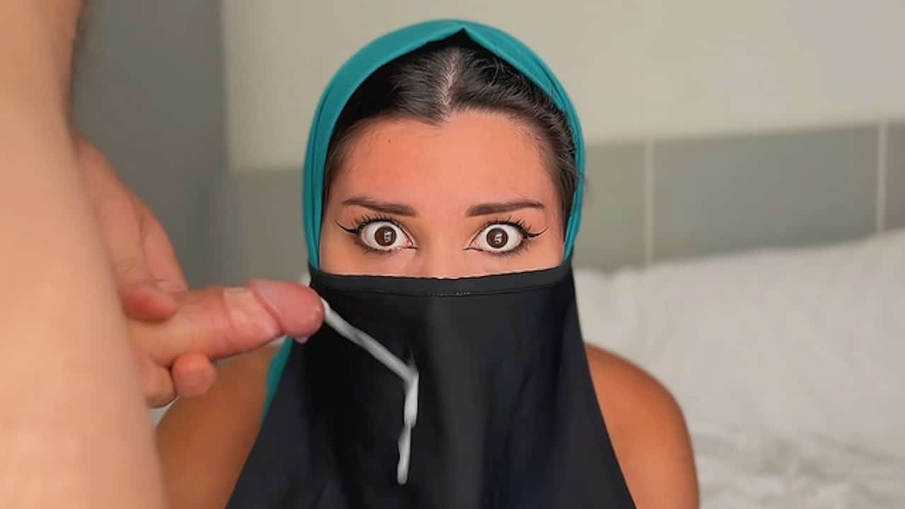 Salope arabe se fait baiser et éjaculer sur le hijab