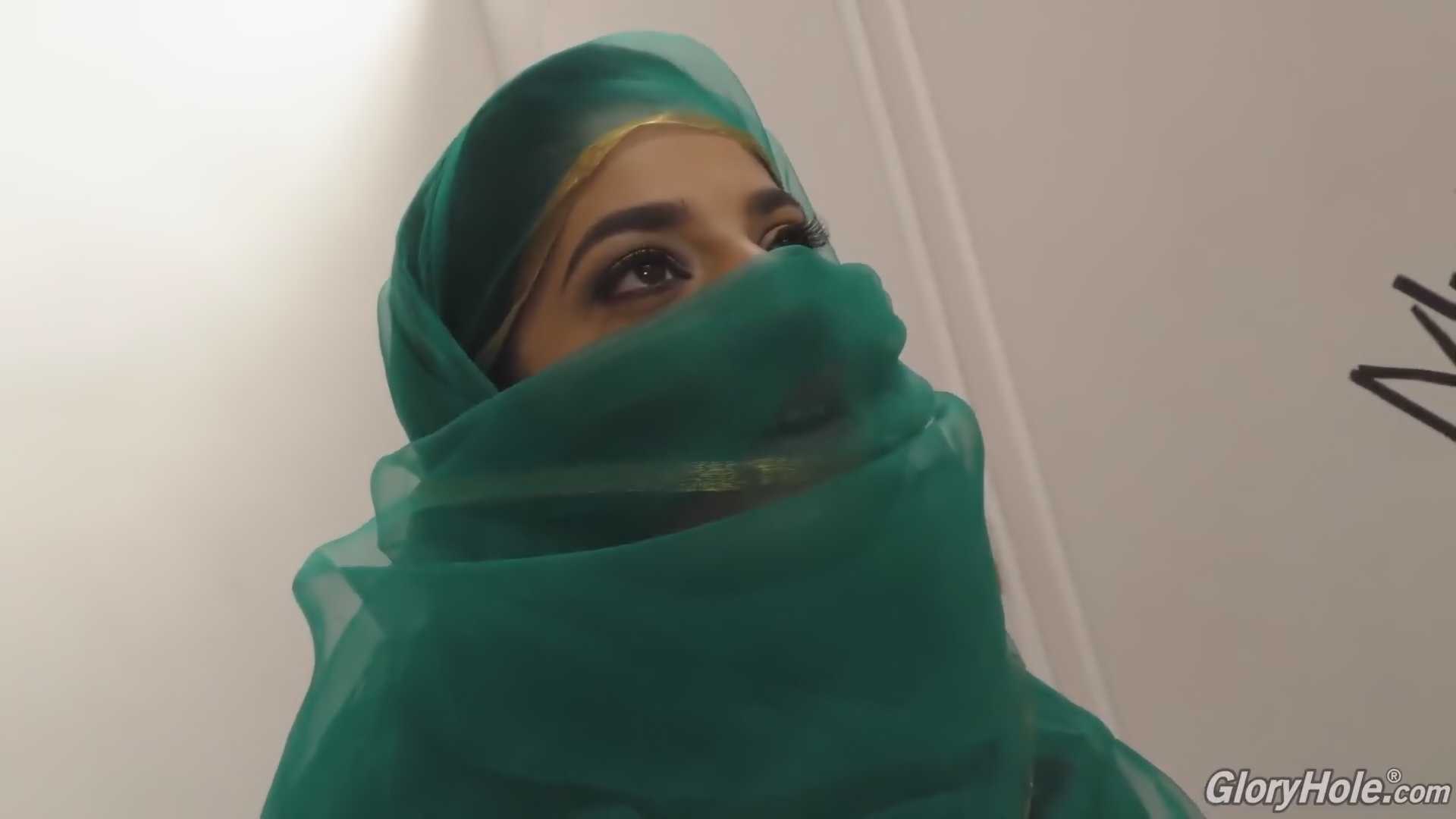 Une Arabe enlève son hijab pour baiser un gros chibre GLORY HOLE