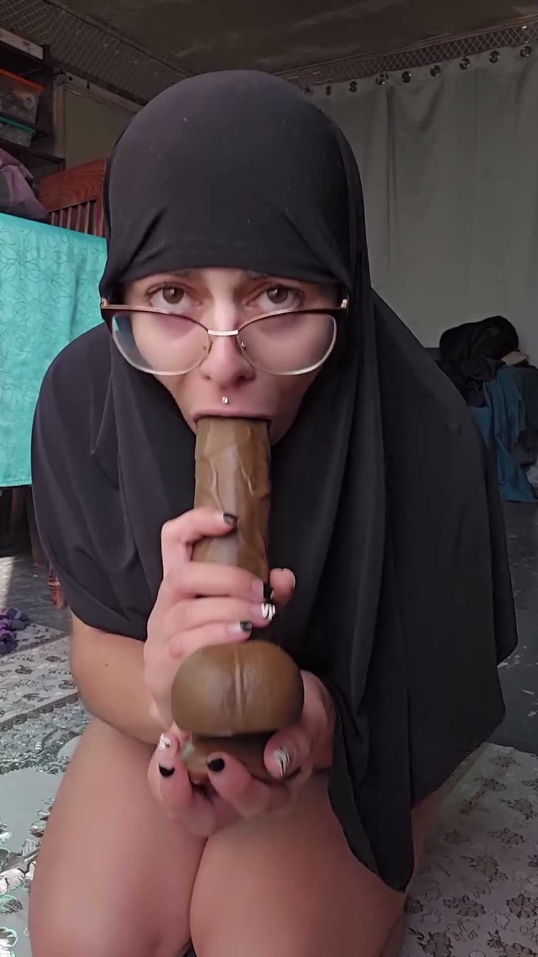 Pipe brutale et gode grosse bite noire beurette hijabeuse- Mia Niqab