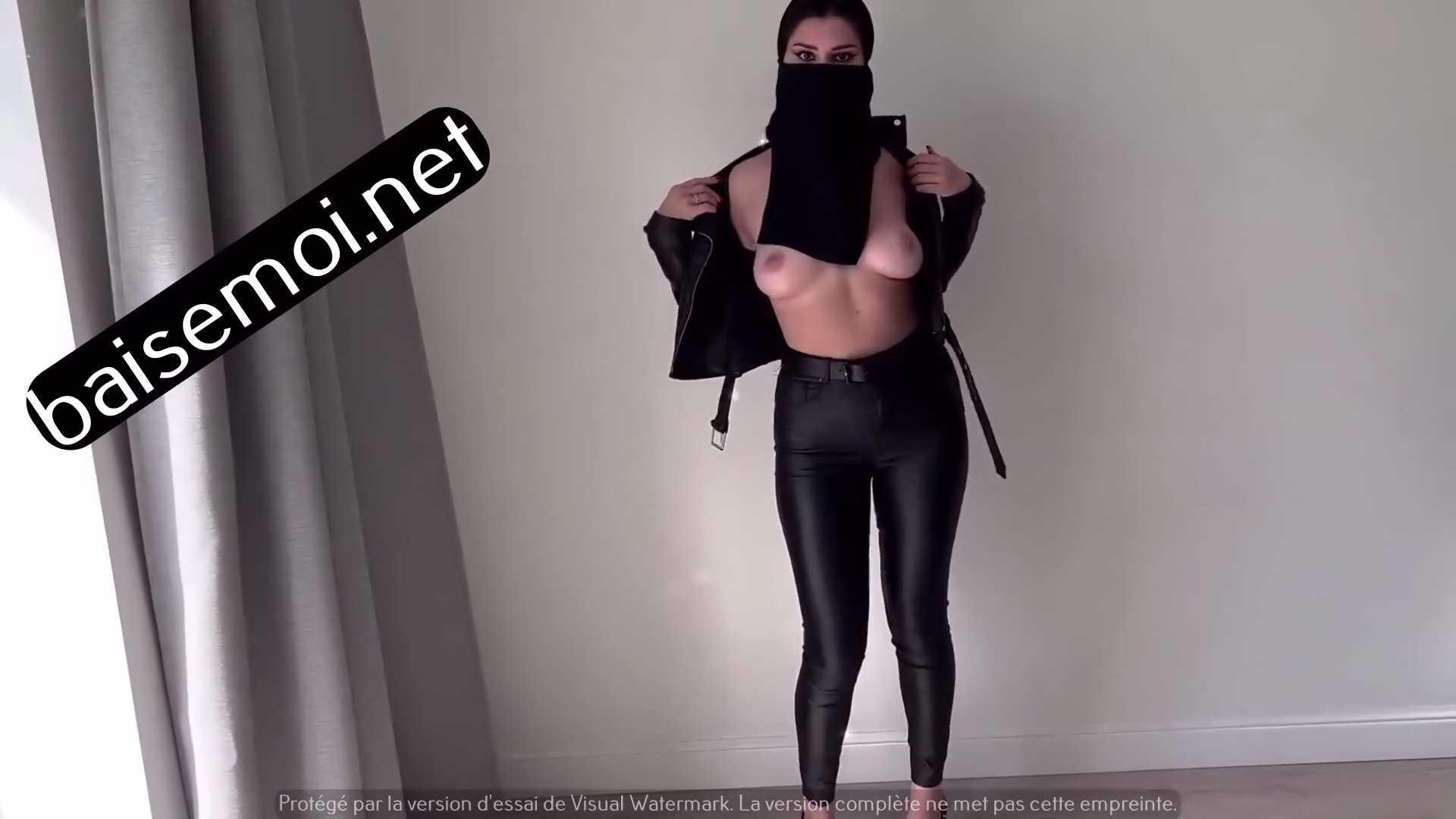 Striptease d’une femme musulmane en cuir et hijab qui danse